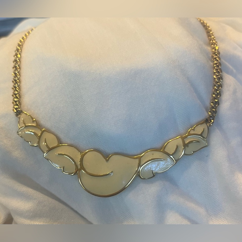 Vintage gold-tone  &  off white 16 in enamel floral necklace